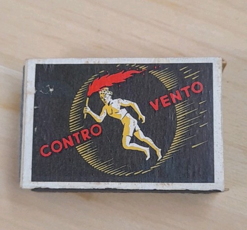 Scatola fiammiferi contro - scatola,